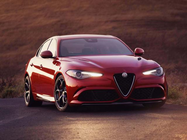 8. FOTO 3 | 8 Alfa Romeo Giulia: este espectacular Alfa Romeo se niega a mezclarse con la multitud… y lo logra, sin dejar a un lado las características memorables de la marca, como la parrilla triangular.