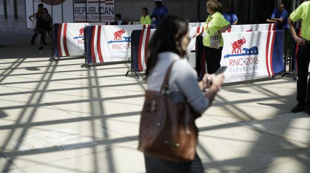 Extensión de vallas de seguridad de acero para acondicionar y dar seguridad a la convención: aproximadamente seis kilómetros.