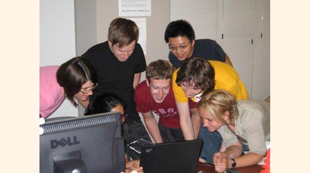 En este momento, Facebook comenzaba su rápido ascenso hacia el estrellato cultural. En mayo del 2005, Facebook recaudó US$ 13.7 millones en fondos. En el 2006, Facebook creó su icónico y revolucionario News Feed, que mostraba en tiempo real a los usuarios