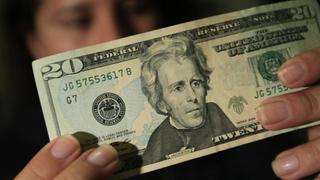 Precio del dólar sube ante demanda de divisas por inversores extranjeros