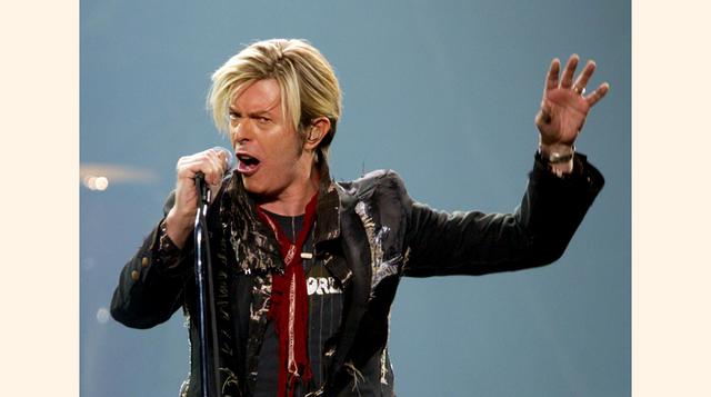 El Bowie que se va. El viernes 8 de enero, en su cumpleaños número 69, apareció Blackstar, el último álbum de David Bowie. El disco ahora aparece lleno de pistas sobre su precaria salud con sus videos potentes, oscuros, en los que marca el paso usándose a