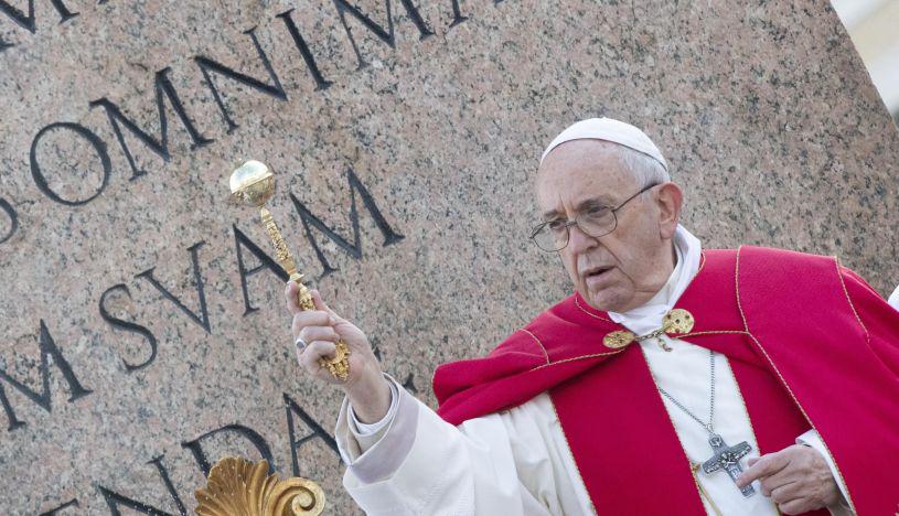 El Vaticano expresó su incredulidad y tristeza por el incendio de la catedral a la que calificó como un símbolo de la cristiandad en Francia y en el mundo. (Foto: EFE)