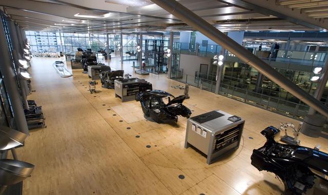 4. La fábrica transparente de Volkswagen. En el caso de la fábrica transparente de Volkswagen, en Dresde, su valor reside tanto en su intrínseca belleza como en su amoldación al paisaje moderno post-Segunda Guerra Mundial de la ciudad del este de Alemania