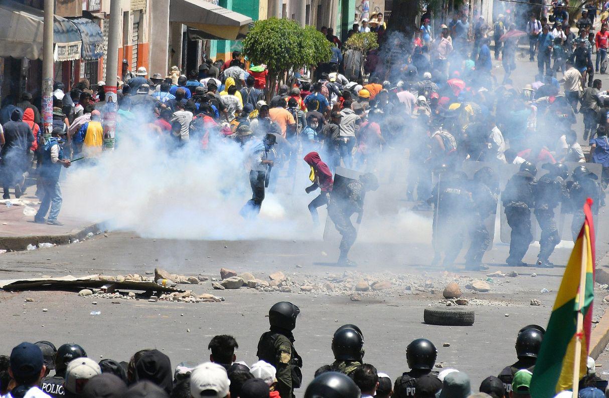 Miembros de la Policía dispersan a los manifestantes con gases lacrimógenos este lunes en Cochabamba (Bolivia). (Foto: EFE)