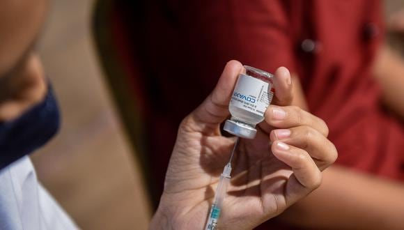 Un trabajador de la salud prepara un pinchazo de la vacuna Covaxin contra el coronavirus  durante una jornada de vacunación realizada en Ahmedabad el 8 de agosto de 2021 (Foto: SAM PANTHAKY / AFP).