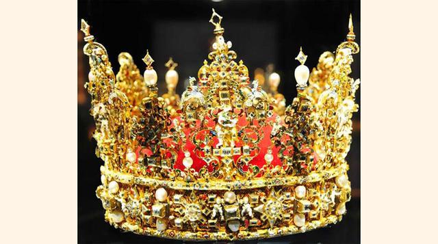 Christian IV de Dinamarca. La corona de Christian IV fue hecha por Didrik Fyren en el siglo XVI en oro, y está adornada con piedras preciosas y perlas que pesan casi tres kilos. Dos enormes zafiros la dividen en cuatro secciones y está decorada con voluta