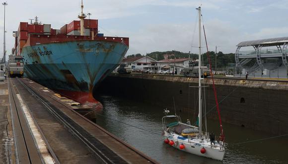 Un buque portacontenedores transita por el Canal de Panamá en setiembre.
