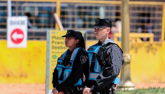 Agentes de policía argentinos tras detención. Foto: EFE