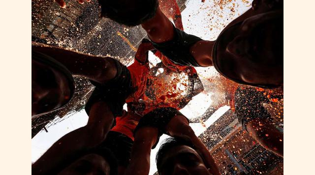 Un devoto rompe el Dahi Handi y derrama la cuajada sobre los participantes de la pirámide humana. (foto.msn)