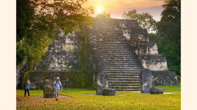 Tikal (Guatemala). Con el olor palpable de la jungla, la tierra y la piedra, Tikal era hace 1.200 años una ajetreada metrópolis maya. Actualmente, la jungla da una inquietante bienvenida al visitante, entre lianas, gritos de animales y, de vez en cuando, 