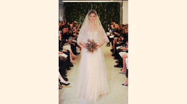 La romántica novia de Carolina Herrera, entre tules, sedas y encajes