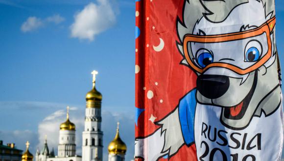 Zabivaka, la mascota del Mundial Rusia 2018, en una bandera cerca del Kremlin. (Foto: AFP)