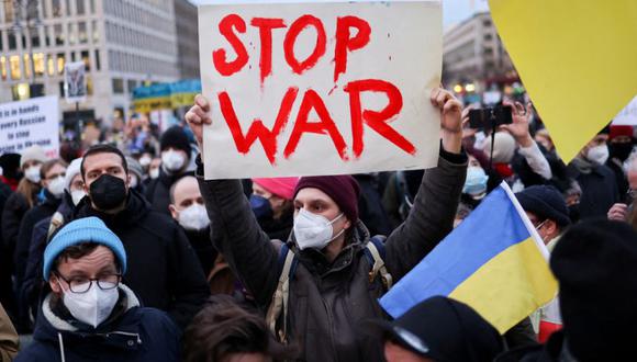 Los manifestantes contra la guerra en la Puerta de Brandeburgo, después de que el presidente ruso, Vladimir Putin, autorizó una operación militar en el este de Ucrania, en Berlín, Alemania. (REUTERS/Christian Mang).