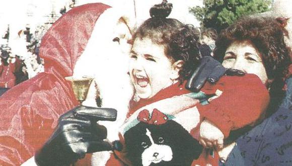 Un Papá Noel palestino recibe el saludo de una niña árabe cristiana a la salida de la Iglesia de la Natividad en Jerusalem. Miles de peregrinos acudieron a la plaza Menger para conmemorar el nacimiento de Jesús. (foto Reuter)