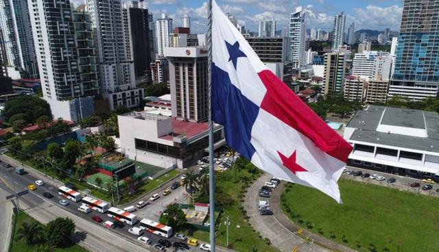 FOTO 14 | Pero la jugada puede terminar distinta: si el guardameta tuvo una mala salida, se dice que salió a "por uvas", lo que en Panamá equivaldría un más poético "salió a cazar mariposas" dejando vacía su portería. (Foto: La Prensa)