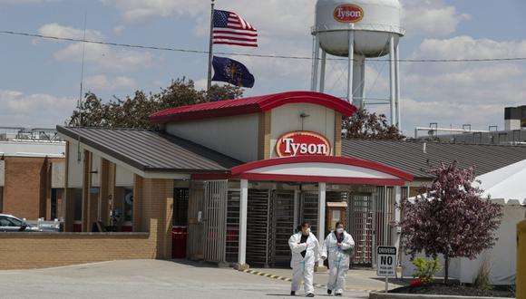 Imagen referencial. En esta foto de archivo del 7 de mayo de 2020, los trabajadores abandonan una planta de Tyson Foods en Estados Unidos. (AP/Michael Conroy).