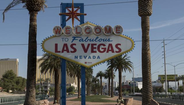 Las estatuas de mármol del hotel Caesar's Palace están cercadas; las góndolas del Venetian, vacías; y la montaña rusa del New York New York, parada. Durante la pandemia de coronavirus, Las Vegas está más vacía que el desierto que la rodea. (Bridget BENNETT / AFP).