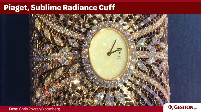 Un movimiento de cuarzo se roba las miradas en este brazalete cubierto de diamantes de Piaget, que tiene una larga tradición de pulseras como ésta. Pero el detalle que realmente se destaca es el delicado encaje de oro rosa que enlaza todo.