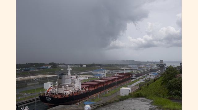 El volumen neto de carga a través del canal de Panamá desde la costa oriental de Asia hacia Estados Unidos cayó un 10.2% en 2015, según estadísticas oficiales. Mientras tanto, el Canal de Suez en Egipto recientemente redujo las tarifas hasta 65% en el tra