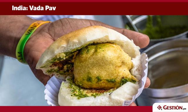Un alimento básico de la cultura culinaria de Mumbai, Vada Pav es un tipo de empanada con menestras fritas, papa y cebolla servida en un panecillo con chutney (conserva agridulce).