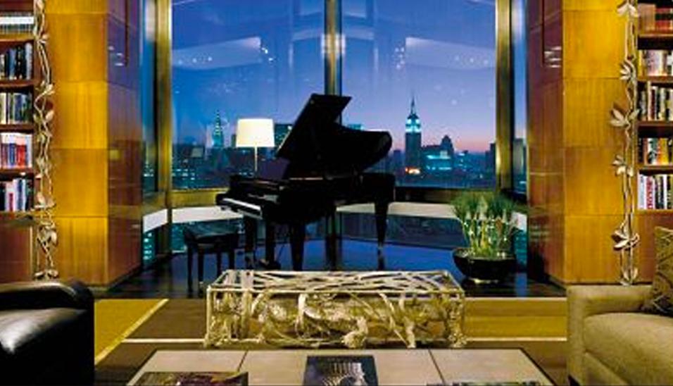 FOTO 1 | 1. Four Seasons New York: 46.000 euros (Estados Unidos)

Está ubicado en la zona más exclusiva de Nueva York conocida como Midtown, muy cerca de la icónica joyería Tiffany’s inmortalizada en la película Desayuno con diamantes. La Ty Warner Penthouse Suite y la Royal Suite están preparadas para satisfacer las altas exigencias de sus huéspedes, que tendrán a su disposición una vista panorámica de 360º de la ciudad.

Cada pieza del mobiliario está diseñada exclusivamente para la suite. También cuenta con vestidor, piano, cuatro balcones con vistas y los baños, con piezas de mármol, tienen amplios ventanales, dos duchas, un enorme jacuzzi y vestidor. El hotel tiene gimnasio, spa, restaurantes con chefs de renombre, así como un mayordomo personal con servicio 24 horas.
