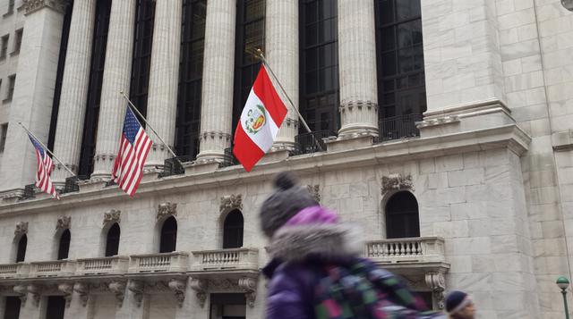 La bandera peruana se lució en la fachada del NYSE. (Foto: Javier Parker)