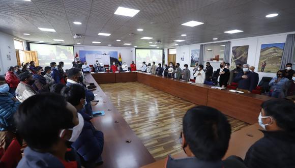 Representantes de la comunidad de Chumbivilcas, de la minera Las Bambas, autoridades locales y del Ejecutivo se reunieron esta semana en el Cusco. Como resultado de este diálogo un grupo de comuneros se comprometió a iniciar el desbloqueo de vías hasta el 30 de diciembre. (Foto: PCM)