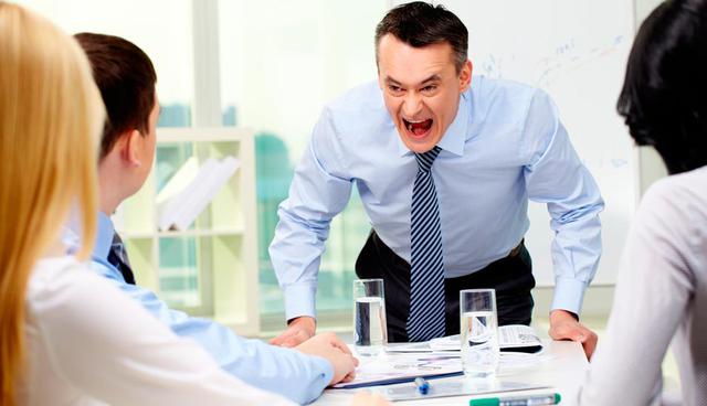 FOTO 3 | 3. El laberíntico. Su nombre se debe a que no sabes cómo hablarle porque todo le caerá mal al día siguiente. “Cualquier comentario podrá ser usado en tu contra”. Una palabra, un gesto, incluso una interjección de alguien podría ser el puntapié inicial para que el laberíntico desande una "masticación" de ideas complicadas y, en general, negativas. Ejemplo: “Ayer me quedé pensando en que durante la reunión, cuando decías lo de mejorar las ventas me miraste a mí. Lo dijiste porque me ves mal, ¿no?”. Te obliga inmediatamente a dar cuenta del porqué dijiste eso y que evidentemente no era para él.