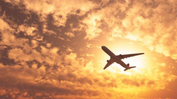 Los jóvenes consideran innecesario hacer gastos en primera clase. (Foto: Freepik)