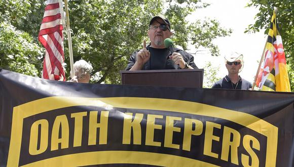 Stewart Rhodes, fundador de la milicia de ultraderecha Oath Keepers, centro, habla en un acto frente a la Casa Blanca, el 25 de junio de 2017. (AP Foto/Susan Walsh, Expediente).