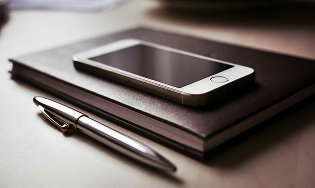 FOTO 5 | Haz que tu regalo sea usable. Hay pocos regalos que son verdaderamente apreciados. Un bolígrafo, una libreta o un porta tarjetas podrían ser muy agradecidas por un profesionista o empresario. Los libros de negocios (o sobre la materia de interés) también son una buena elección.