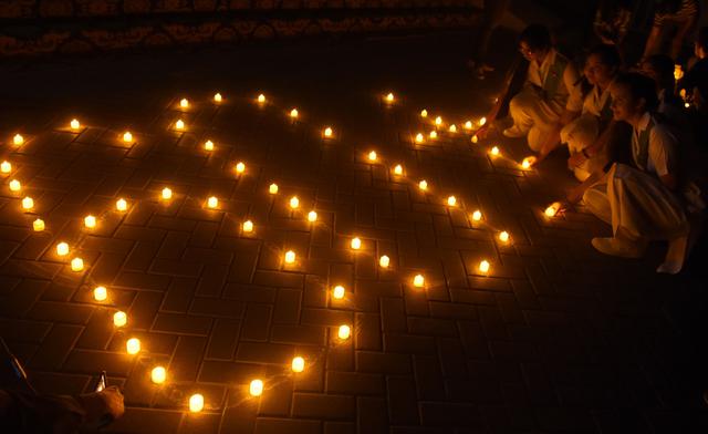 Decenas de empresas alrededor del mundo se comprometieron a sumarse a esta iniciativa de apagar las luces durante una hora. (Foto: AFP)