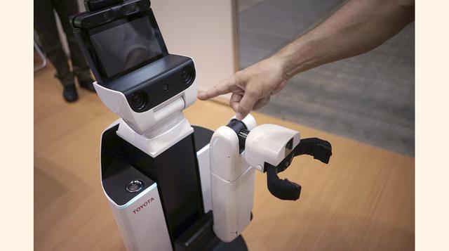 El robot también tiene una pantalla en la cabeza desde la que se puede navegar por internet. Además, una persona puede acceder al robot desde un ordenador y utilizarlo como un teléfono con cámara.