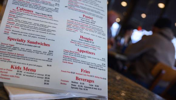Imagen referencial.- Se ve un menú, sin opciones de bebidas alcohólicas, en el restaurante de pizza a la leña de Piccini en Ocean City, Nueva Jersey, el 8 de enero de 2020. (Foto de ANDREW CABALLERO-REYNOLDS / AFP)