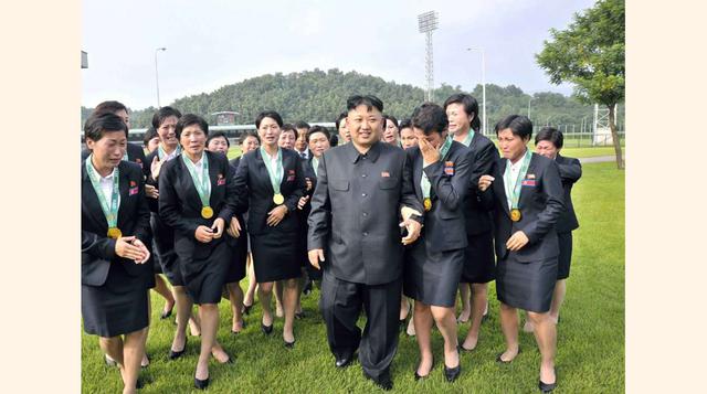 Camina con las integrantes del equipo femenino de fútbol nacional, que ganó el campeonato de la Federación de Fútbol de Asia del Este en Seúl (Corea del Sur).(foto:kcna).