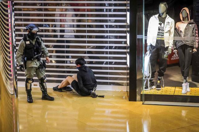 Las protestas antigubernamentales de Hong Kong, región que regresó al control del gobierno chino en 1997, convirtieron partes de la isla en campos de batalla el sábado. (Foto: AFP)