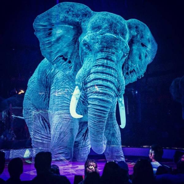 Con una pantalla traslúcida alrededor del escenario, y s lentes de largo alcance BX-CTA03 a través de una carpta de 32 metros, se proyectan hologramas en 3D.