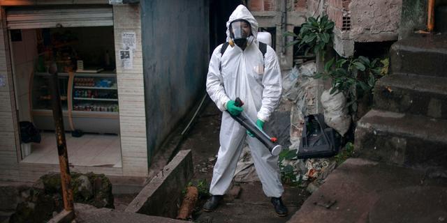 FOTO 7 | Brasil. Thiago Firmino posa con un traje de protección mientras desinfecta la favela de Santa Marta de Janeiro. Dijo que está preparado para correr riesgos y luchar por el lugar donde nació y creció, donde viven su familia y amigos. Según él, la favela tiene que luchar contra sus propios problemas, ya que el gobierno no lo va a hacer, y el coronavirus es sólo otro problema para sus residentes, que mueren por balas perdidas y por la falta de acceso a todo tipo de servicios públicos. Foto Afp / Mauro Pimentel