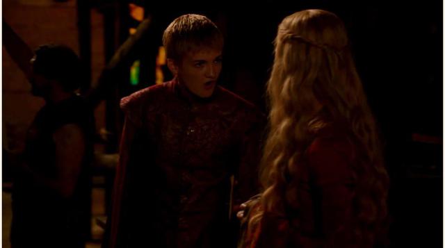 En los libros Cersei jamás abofetea a Joffrey.