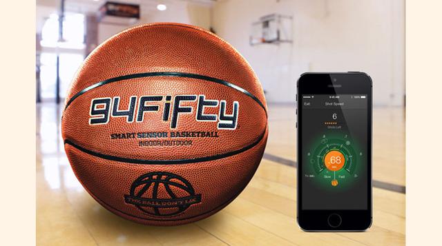94fifty. Este balón de básquet incluye sensores y  un chip de bluetooth que envía la información a su móvil para guiar a los jugadores principiantes. (Foto: sikids)