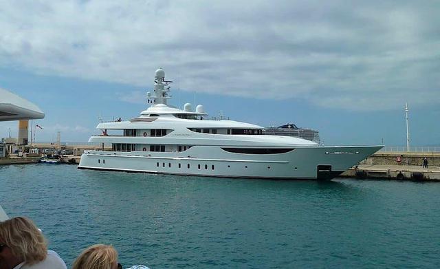 FOTO 4 | 7. Oasis. Uno de lo yates más prestigiosos del mundo, Oasis es famoso por contar con una tripulación que se esfuerza por crear experiencias inolvidables para los huéspedes.
Hay un bar, un jacuzzi y una zona de barbacoa, creando un escenario perfecto para fiestas nocturnas.
Hay un salón que por el día funciona como un gimnasio, y por las noches como una discoteca.
Oasis es un yate de lujo de 59.4 m (194,11) pies de largo. Fue construido por Lurssen en 2006. (Foto: Abxbay, Wikimedia Commons)