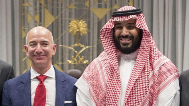 La relación entre Jeff Bezos (izda.) y el príncipe heredero de Arabia Saudita, Mohammed bin Salman, se deterioró tras la muerte de Jamal Khashoggi, periodista del Washington Post. (Foto: Getty Images, via BBC Mundo)