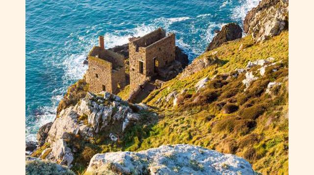 Cornualles, Inglaterra. La minería ha jugado un papel fundamental en la economía de Cornualles. Ahora que las minas están cerradas, las casas abandonadas ofrecen a los visitantes la oportunidad de explorar el pasado de esta región con la accidentada costa