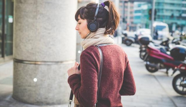 FOTO 4 | 4. Produce un audiolibro. Yo llevo un buen rato ya en el negocio de los audiolibros y te puedo decir que es una increíble fuente de ingresos pasiva, si lo haces bien. Aprovecha la plataforma de Audible’s ACX para lanzar tus audiolibros a las plataformas más robustas como Audible y iTunes.

Si tienes conocimiento especializado en algún área, o tienes una habilidad avanzada puedes optar por enseñarla a través de audiolibros. Sin embargo, tienes que enfocarte en entregar una gran cantidad de valor y de asegurarte de tener una producción de alta calidad. No intentes hacer las cosas al ahí se va y esperar que te generen dinero. (Foto: Storyblocks)