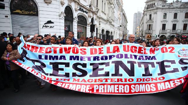 Domingo 13. Ipsos: El 71% de peruanos considera que "maestros en huelga":http://gestion.pe/politica/ipsos-71-peruanos-considera-que-maestros-huelga-deben-despedidos-2197581 deben ser despedidos. Aunque la encuesta de Ipsos señala que el 24% de e