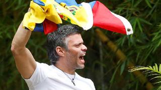 Leopoldo López, excarcelado, ondea la bandera venezolana y llama a seguir protestas