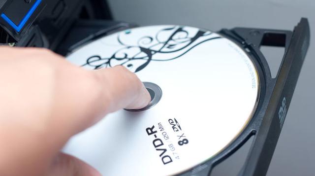 El principal soporte para la música en los años 90. Un CD cuenta con una capacidad de almacenamiento 450 veces superior a la de un disquete convencional. Aunque aún se utilizan, los DVD y dispositivos USB los han sustituido.