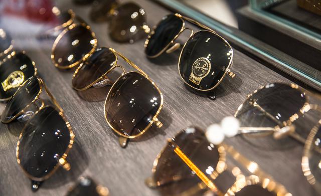 5. Essilor Luxottica SA, fabricante de la marca Ray-Ban, acordó comprar GrandVision NV en un acuerdo que valora al minorista holandés en hasta 7,300 millones de euros. La firma estará controlada por la familia multimillonaria holandesa Van der Vorm. (Foto: Bloomberg)