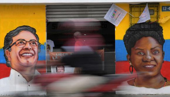 Un mural con imágenes del presidente electo en Colombia, Gustavo Petro, y la vicepresidenta electa Francia Márquez, en Cali, Colombia. (Foto: Raúl Arboleda / AFP).