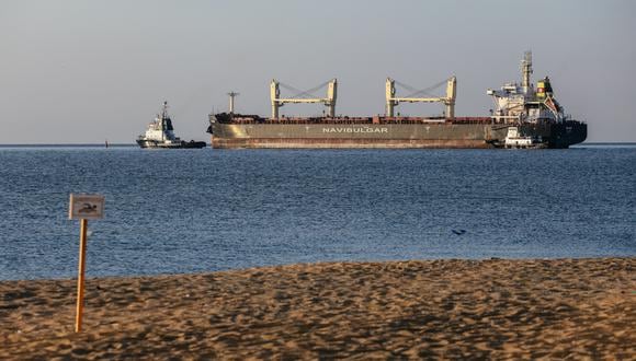 El buque granelero M/V Rojen con bandera de Malta, que transporta toneladas de maíz, sale del puerto ucraniano de Chornomorsk, antes de dirigirse a Teesport en el Reino Unido, el 5 de agosto de 2022. (Foto: OLEKSANDR GIMANOV / AFP)
